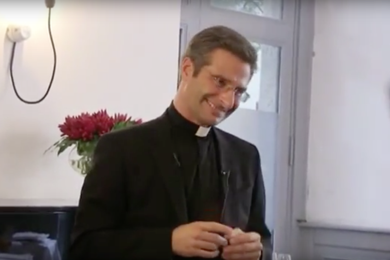 Ksiądz Charamsa udziela kolejnych wywiadów. Zachęca też do przeczytania swojej książki, która w najbliższym czasie będzie już do kupienia.