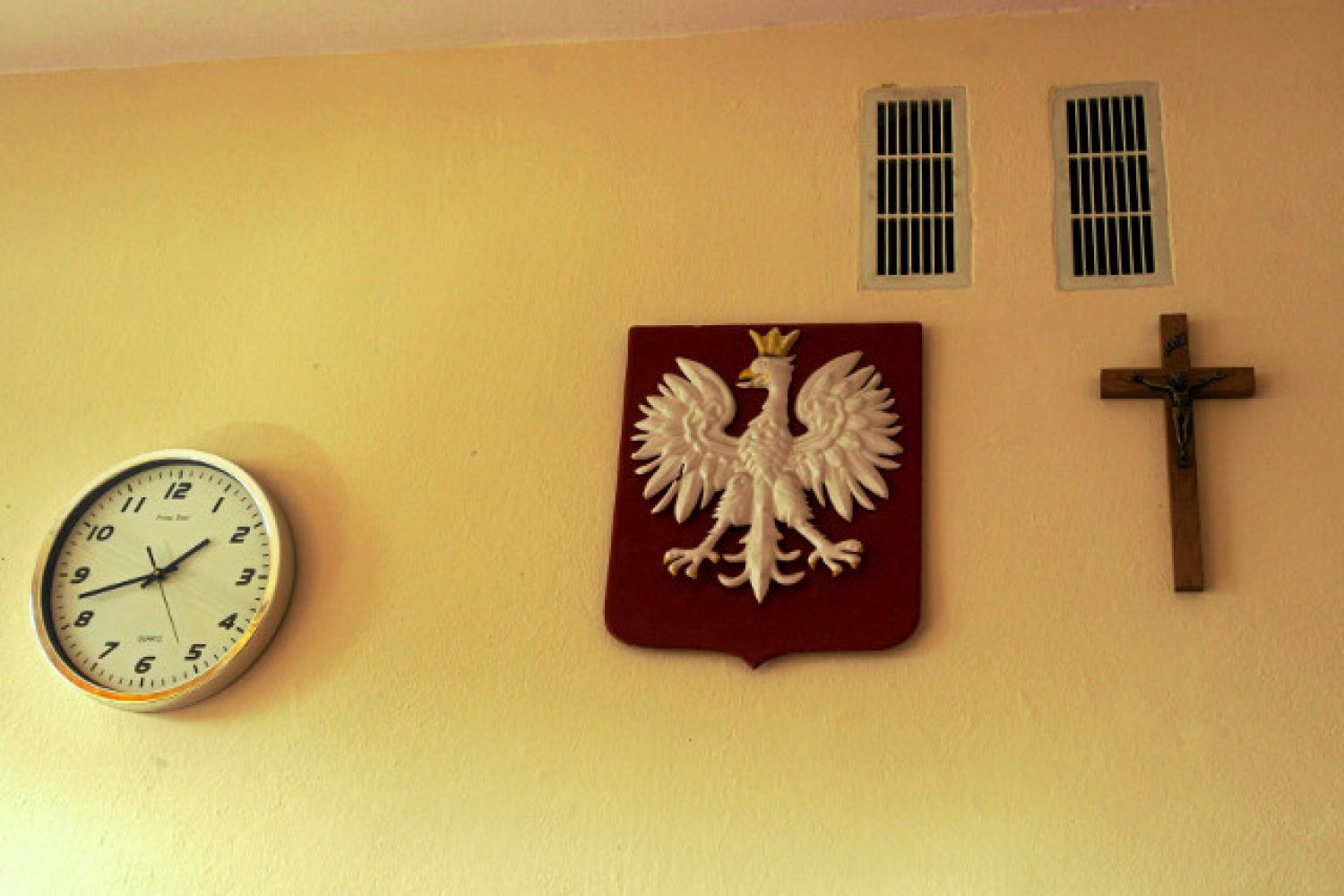 Co jest ważniejsze? Krzyż czy godło?