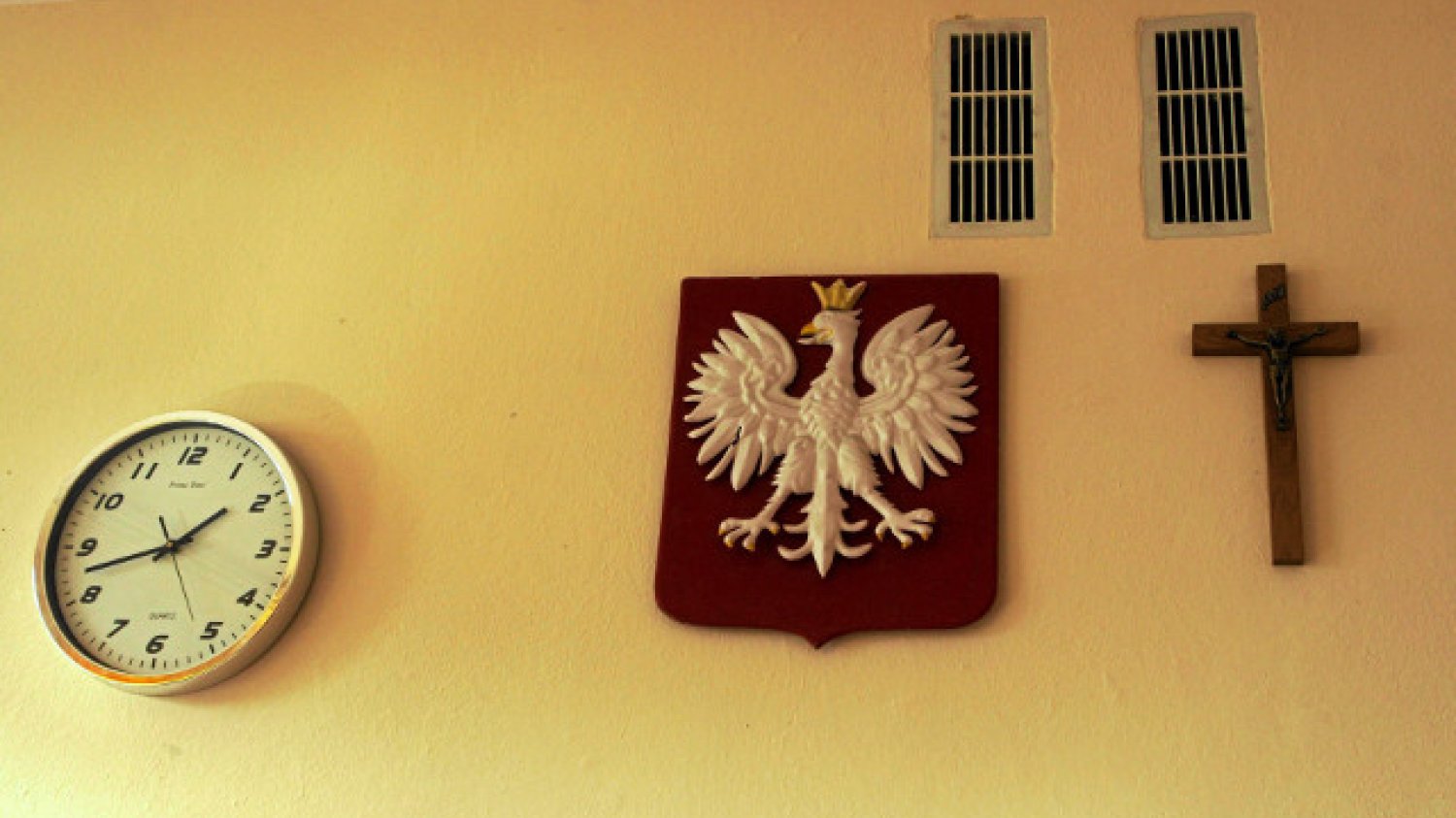 Co jest ważniejsze? Krzyż czy godło?