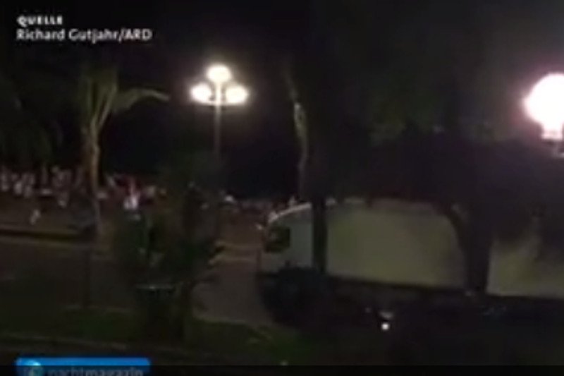 Ciężarówka rozjeżdża ludzi w Nicei. Dramatyczne wideo z zamachu we Francji