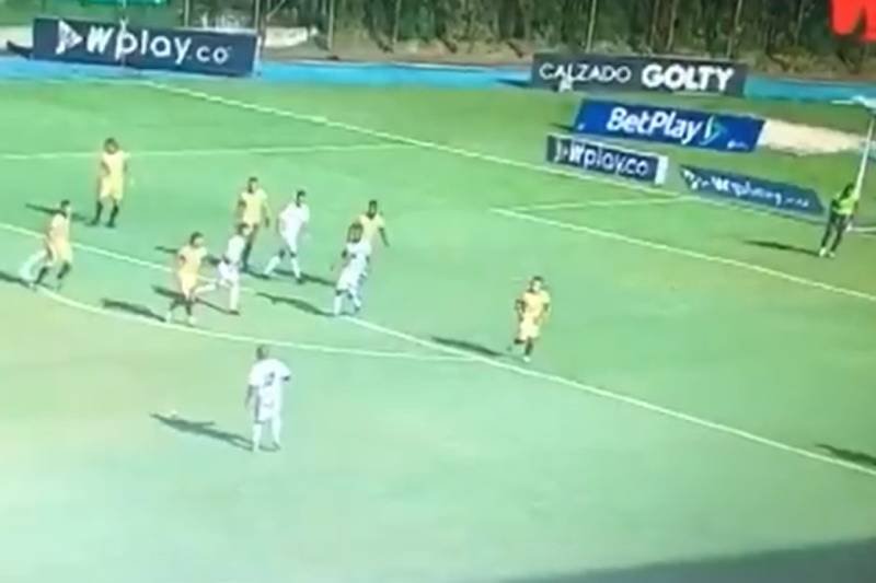 Dzielni gracze Aguilas do 57. minuty stawiali opór jedenastu rywalom. Kolumbia: Rionegro Aguilas - Boyaca Chico. Koronawirus zdziesiątkował gospodarzy.