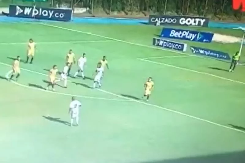 Dzielni gracze Aguilas do 57. minuty stawiali opór jedenastu rywalom. Kolumbia: Rionegro Aguilas - Boyaca Chico. Koronawirus zdziesiątkował gospodarzy.