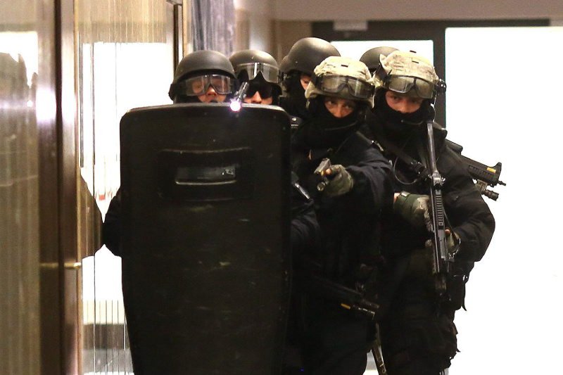 Mężczyzna został zatrzymany przez antyterrorystów.