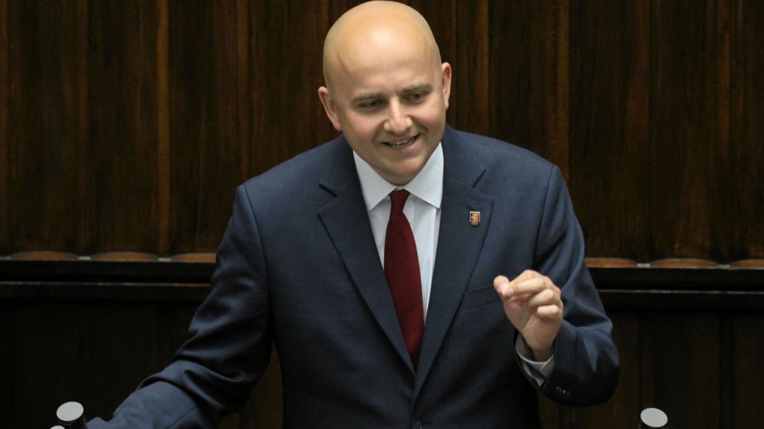 Matecki uderzył w Tuska. Przyszedł do Sejmu z niemiecką flagą. Matecki przyszedł do Sejmu z niemiecką flagą. "Komu służycie?".