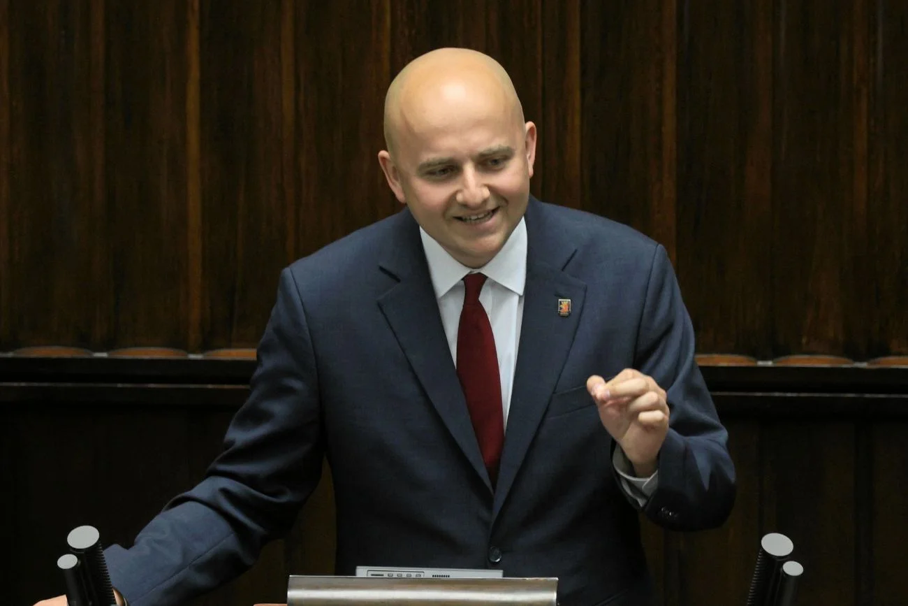 Matecki przyszedł do Sejmu z niemiecką flagą. "Komu służycie?".