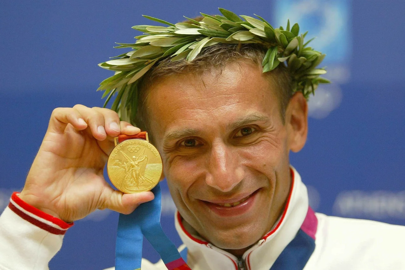 Robert Korzeniowski ze złotym medalem zdobytym na igrzyskach olimpijskich w Atenach w 2004 roku