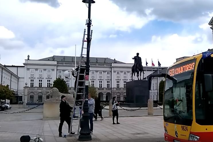 Montaż kamer przed Pałacem Prezydenckim tuż przed smoleńskim wiecem PiS wywołał emocje internautów.