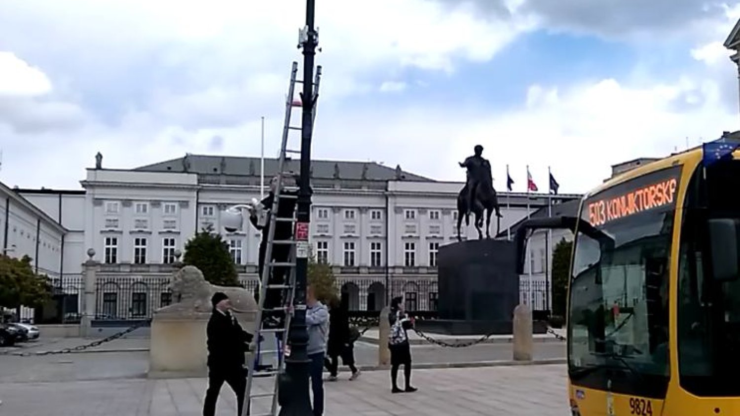 Montaż kamer przed Pałacem Prezydenckim tuż przed smoleńskim wiecem PiS wywołał emocje internautów.