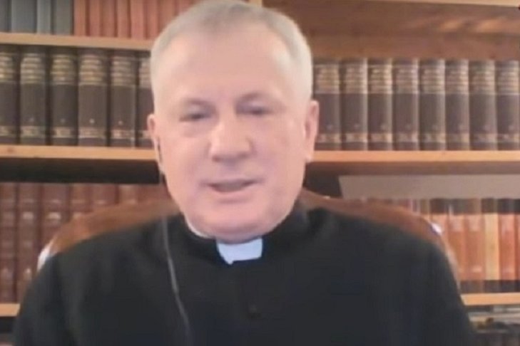 Ksiądz Tadeusz Guz twierdził, że Bóg nie roznosi wirusów, a kapłan ma konsekrowane dłonie. Dlatego wierni w kościele mogą się czuć bezpiecznie. Po kontrowersyjnych słowach księdza Tadeusza Guza o koronawirusie sprostowania domaga się lubelska kuria.