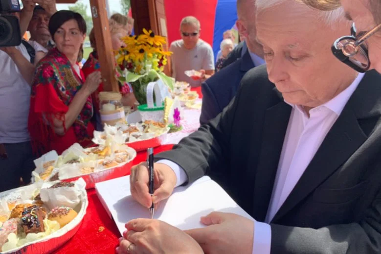 Piknik Rodzinny w Chełmie. Prezes PiS rozdawał autografy, wdał się w rozmowę z dziewczynką.