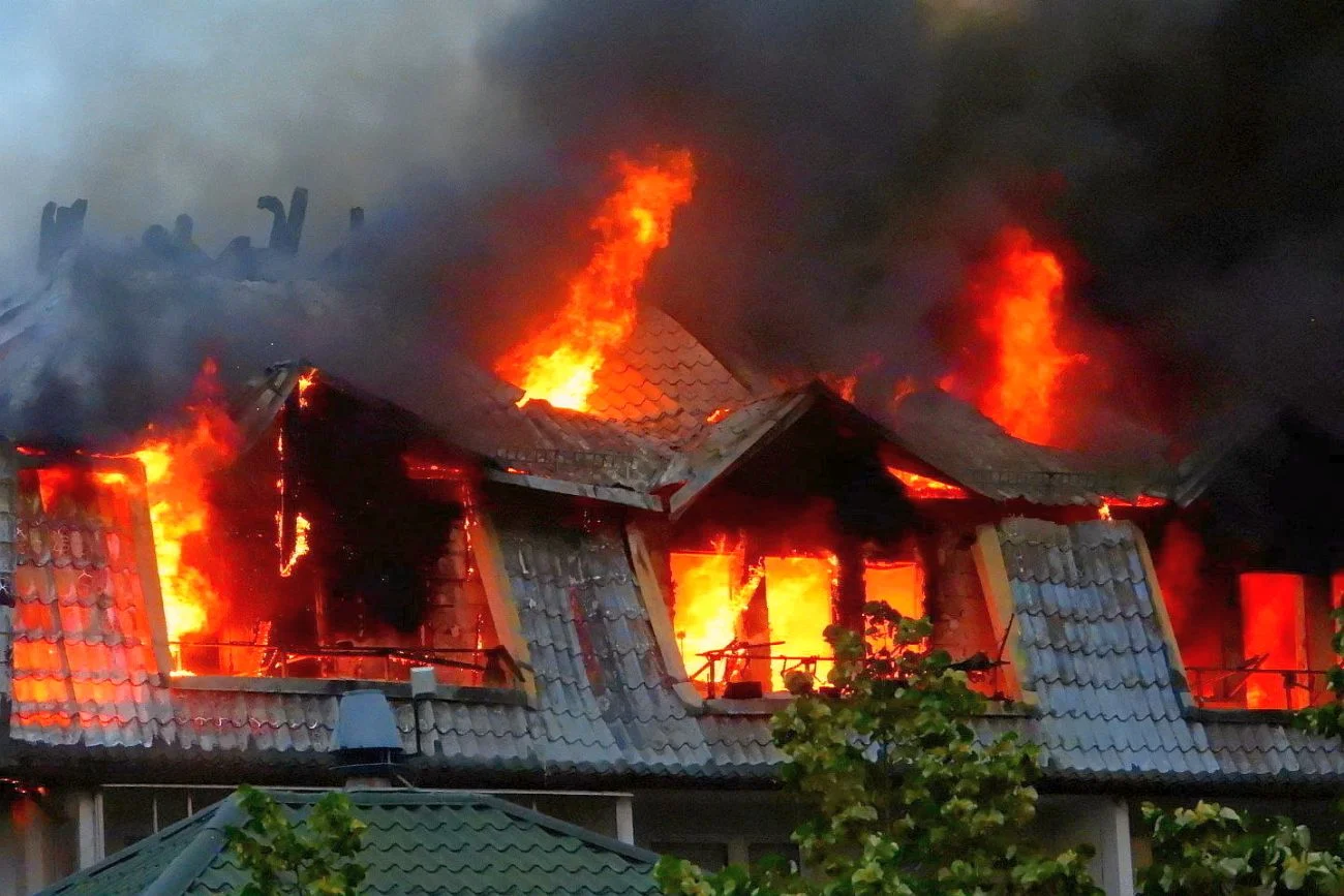Pożar bloku w Ząbkach pod lupą służb specjalnych. Wiemy, czego szukają Pożar bloku w Ząbkach pod lupą służb specjalnych. Wiemy, czego szukają