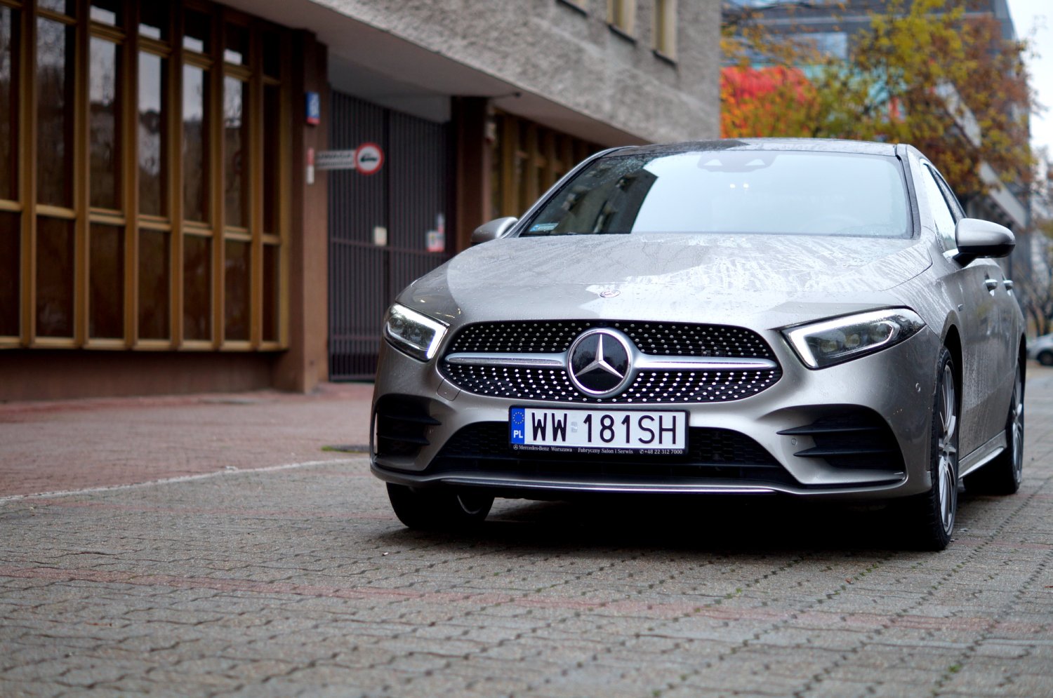 Hybrydowy Mercedes A250e w wersji limuzyny ma niezwykle wydajny napęd. Na samym prądzie można przejechać nawet 70 km.