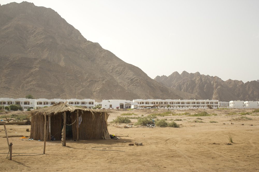 Chatka na tle hotelu w mieście Dahab na Półwyspie Synaj.
