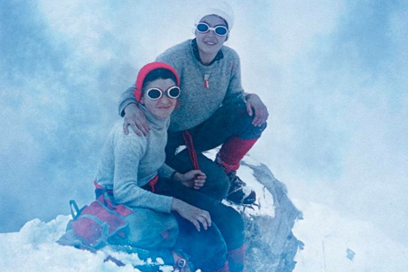 "Himalaistki. Opowieść o kobietach, które pokonują każdą górę". Fascynująca książka Mariusza Sepioły o kobietach, które niegdyś rozsławiły polski himalaizm i o tych, które sławią go dziś. Na zdjęciu (od lewej) Halina Krüger - Syrokomska i Wanda Rutkiewicz