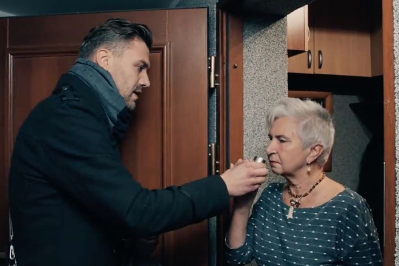 Policja ostrzega przed nową metodą kradzieży - "na perfumy".