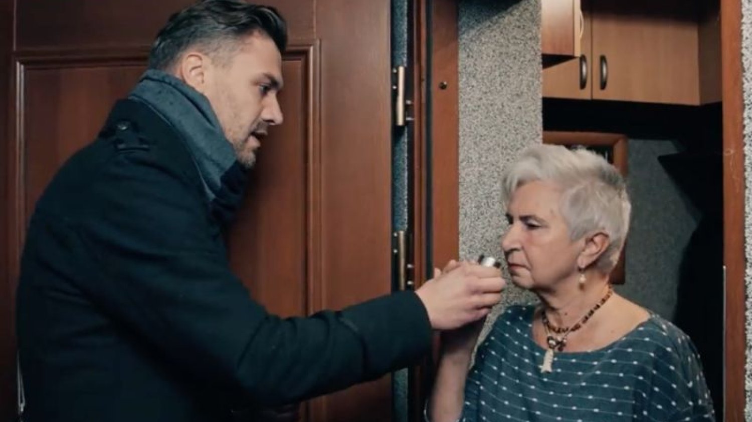 Policja ostrzega przed nową metodą kradzieży - "na perfumy".