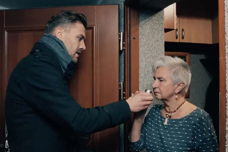 Policja ostrzega przed nową metodą kradzieży - "na perfumy".