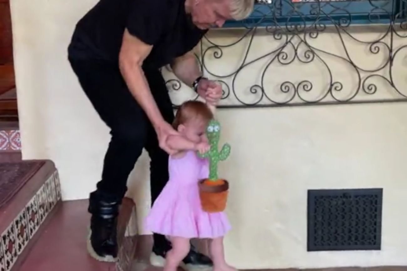 Billy Idol wręczył wnuczce śpiewającego kaktusa.