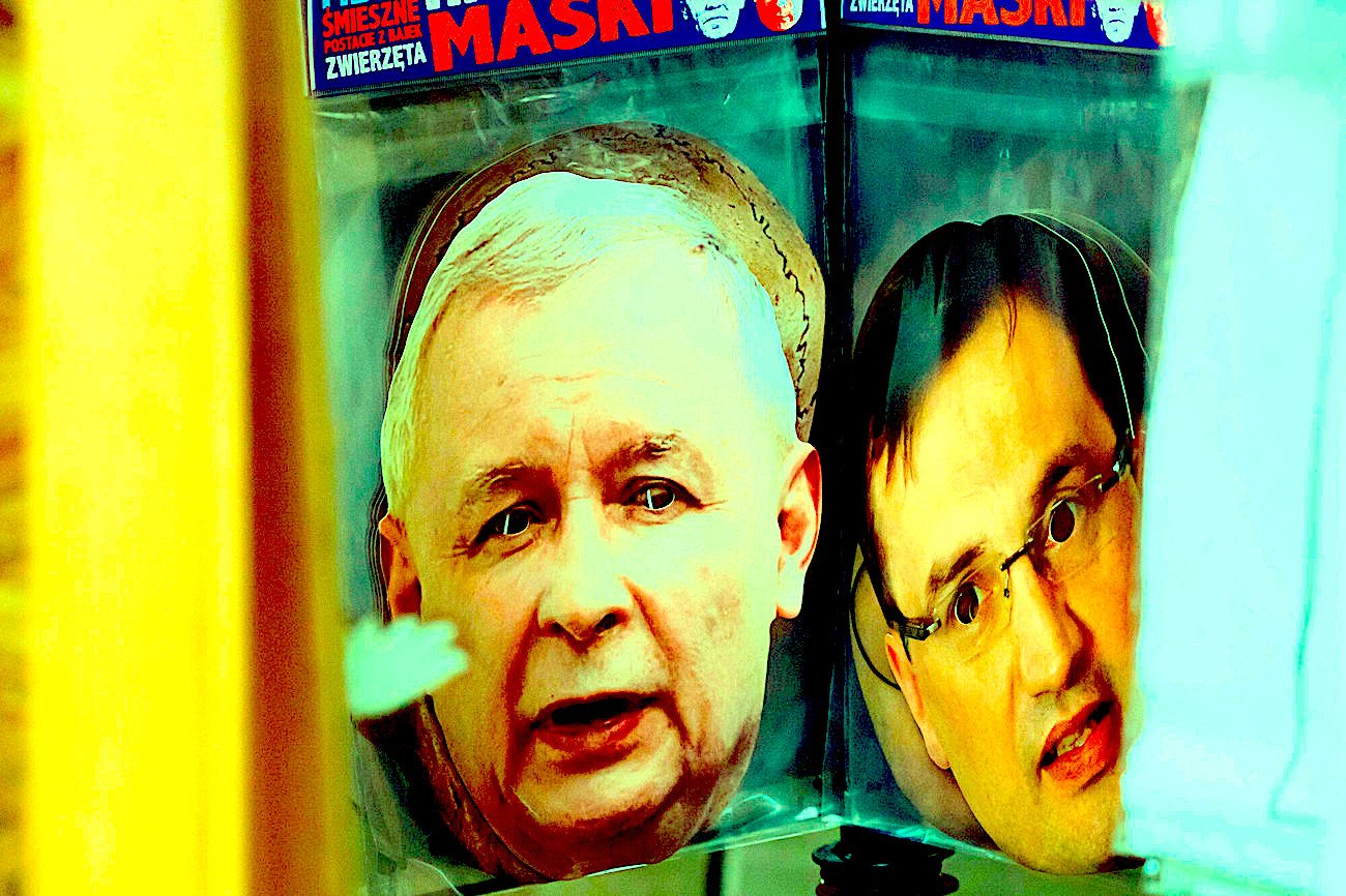 Wicepremier ds. bezpieczeństwa Jarosław Kaczyński i prokurator generalny oraz minister sprawiedliwości Zbigniew Ziobro – maski.