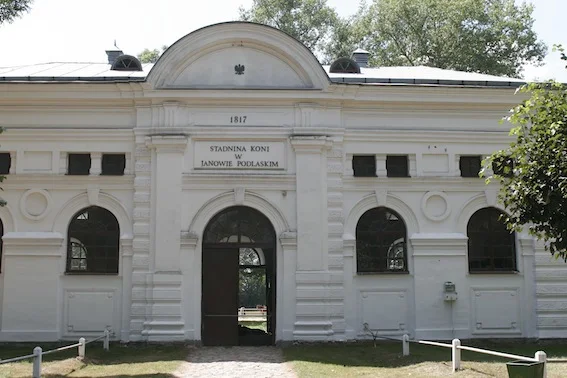 Zabytkowy budynek stajenny w janowskiej stadninie.