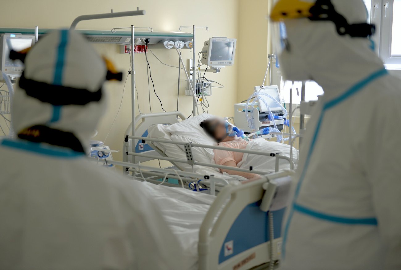 Jak przygotować się na wariant Omikron? Robert Flisiak mówi o zaostrzeniu obostrzeń