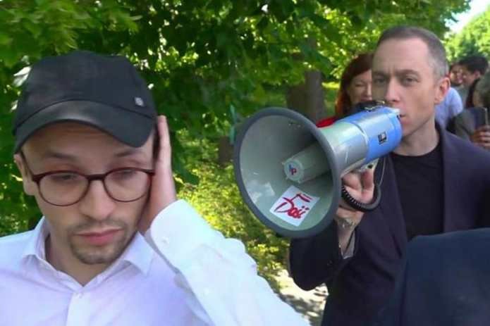 Cezary Tomczyk krzyczał przez megafon do Samuela Pereiry "prosimy o zachowanie bezpiecznej odległości". Sprawa znalazła swój finał w Komisji Etyki Poselskiej.