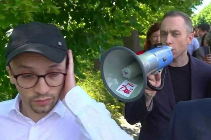 Cezary Tomczyk krzyczał przez megafon do Samuela Pereiry "prosimy o zachowanie bezpiecznej odległości". Sprawa znalazła swój finał w Komisji Etyki Poselskiej.