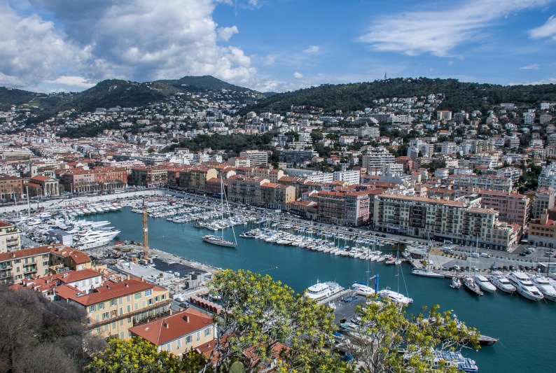 Sytuacja epidemiczna w Nicei coraz gorsza. Apel burmistrza do turystów.