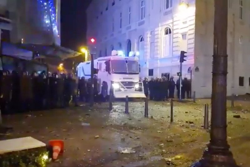 Zamieszki w Paryżu i innych miastach Francji po finale mundialu.