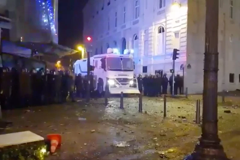 Zamieszki w Paryżu i innych miastach Francji po finale mundialu.