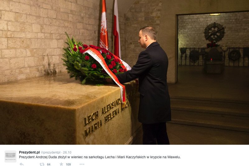 Prezydent Andrzej Duda odwiedził dzisiaj grób Marii i Lecha Kaczyńskich na Wawelu.