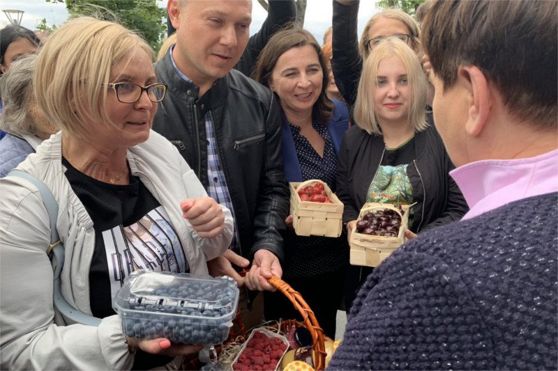 Osoby, które przywitały Szydło i "spontanicznie" przyniosły jej owoce, to wcale nie tacy zwykli mieszkańcy Węgrowa.