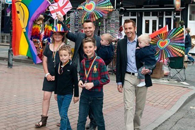 Para brytyjskich gejów pozywa Kościół, bo chce kościelnego ślubu.