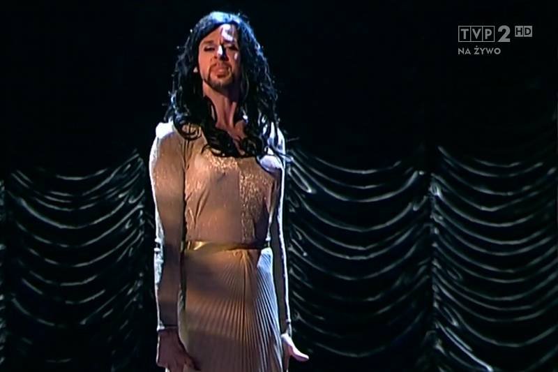 Michał Wójcik niczym Conchita Wurst zaśpiewał na scenie utwór "Zarost tam i tu"