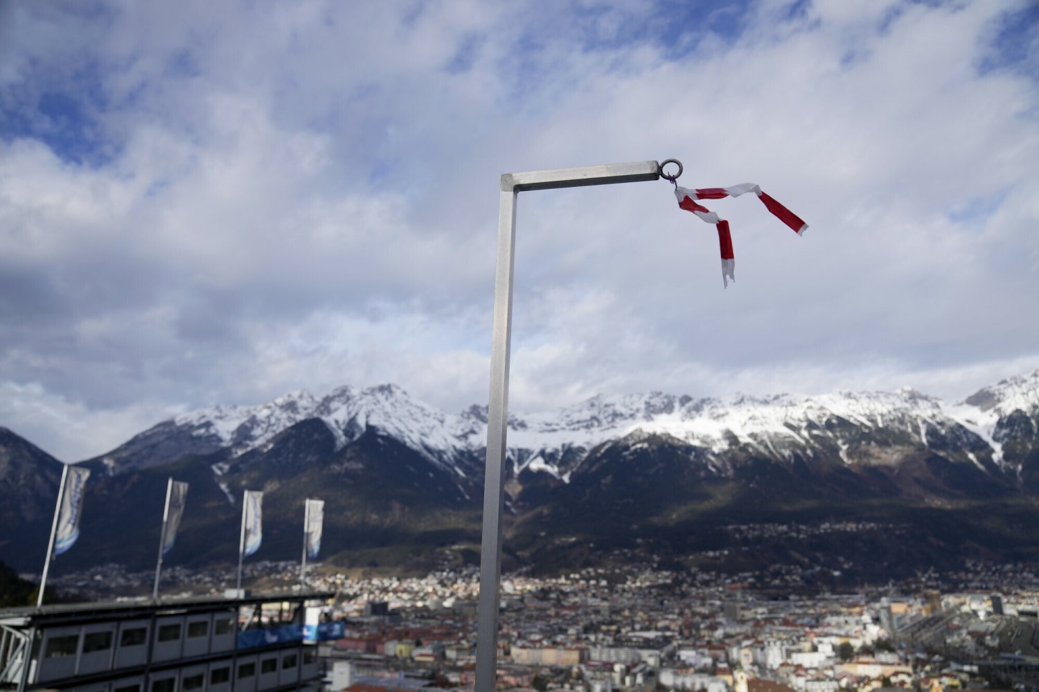 Huraganowy wiatr sparaliżował konkurs w Innsbrucku, Turniej Czterech Skoczni złapał opóźnienie
