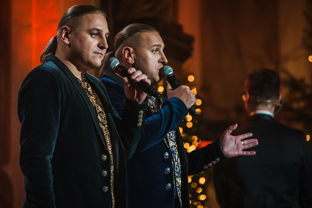 Kolędowanie z gwiazdami we Wigilię.