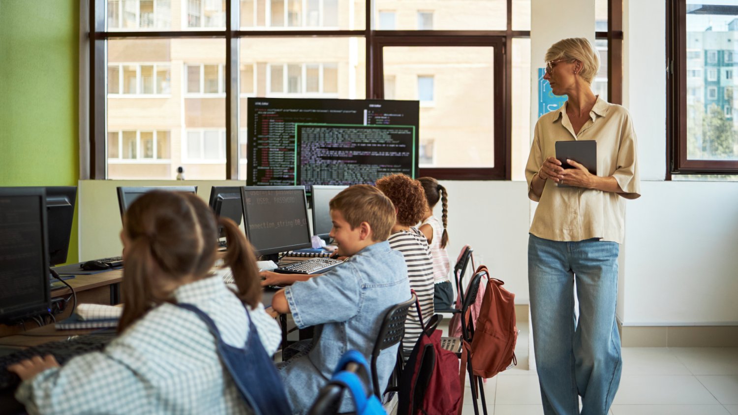 Nauczyciele nauczą się AI. MEN wysyła ich na specjalne kursy MEN wysyła nauczycieli na kurs z AI. Dowiedzą się, jak używać nowych technologii na lekcjach
