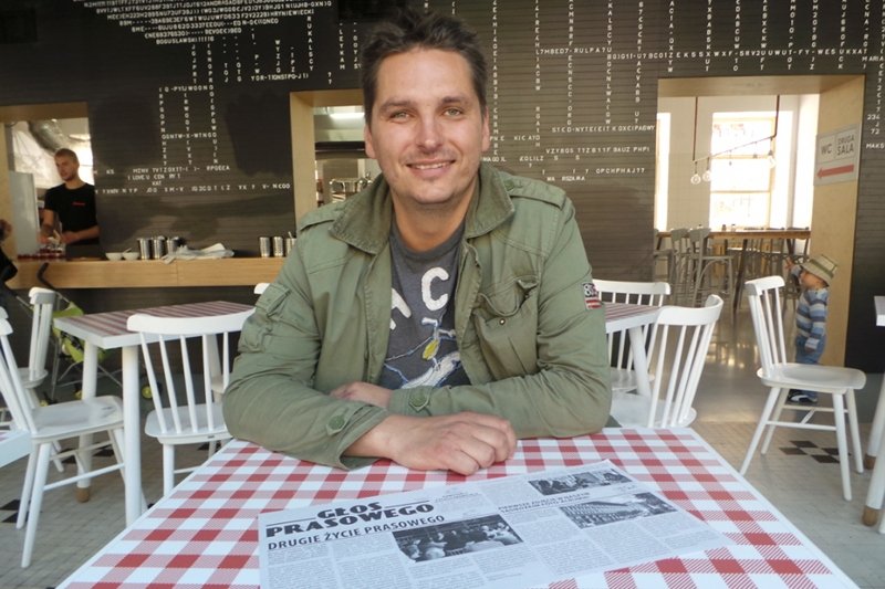 "Król barów mlecznych". Zreanimował Prasowy, chce wskrzesić kolejne. "Bary mleczne będą wizytówką i awangardą stolicy". Na zdjęciu Kamil Hagemajer