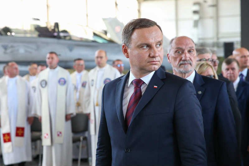 Andrzej Duda publicznie odcina się od rewelacji Antoniego Macierewicza na temat Mistrali. Zdjęcie z wizyty w bazie lotniczej w Krzesinach w sierpniu 2016 roku.