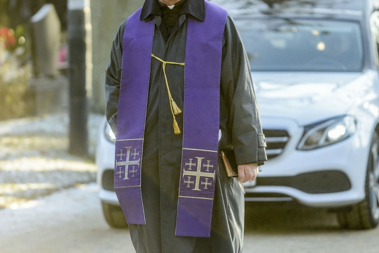 Ksiądz z Węglińca odmówił rodzinie odprawiania pogrzebu. W kopercie było za mało.