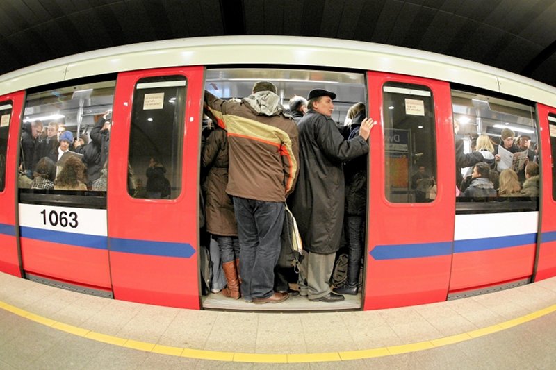 W I linii warszawskiego metra nazwy przystanków odczytywane są męskim głosem. Radni SLD chcą, by w II linii komunikaty czytała kobieta.