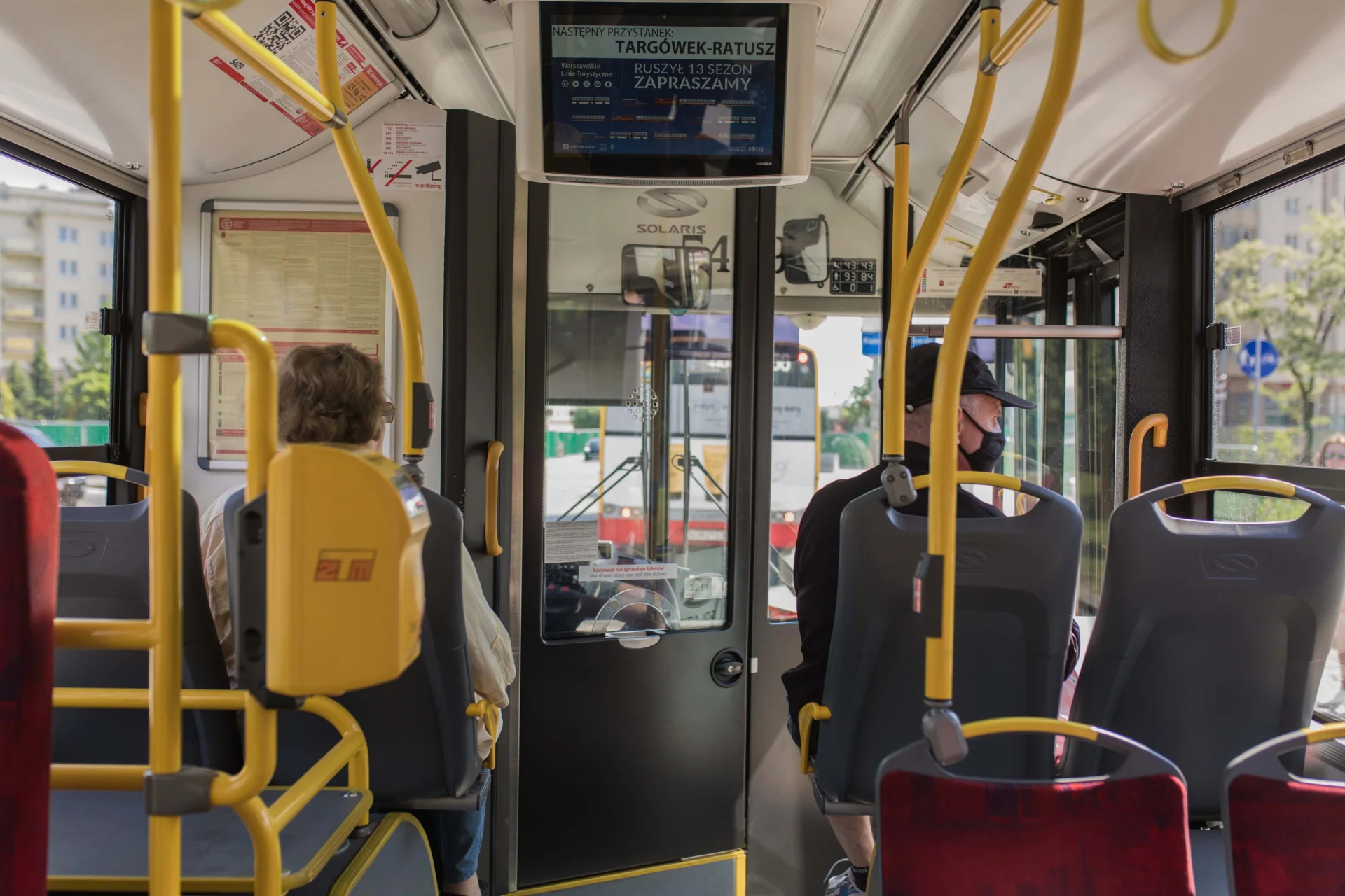 Warszawa: kierowca autobusu uratował przechodnia przed pobiciem.