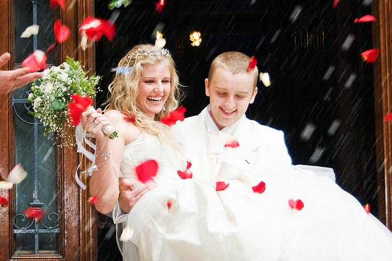 Młodzi coraz chętniej decydują się na małżeństwo i rodzinę. Robią to bo stali się konserwatywni, czy tak się po prostu bardziej opłaca?