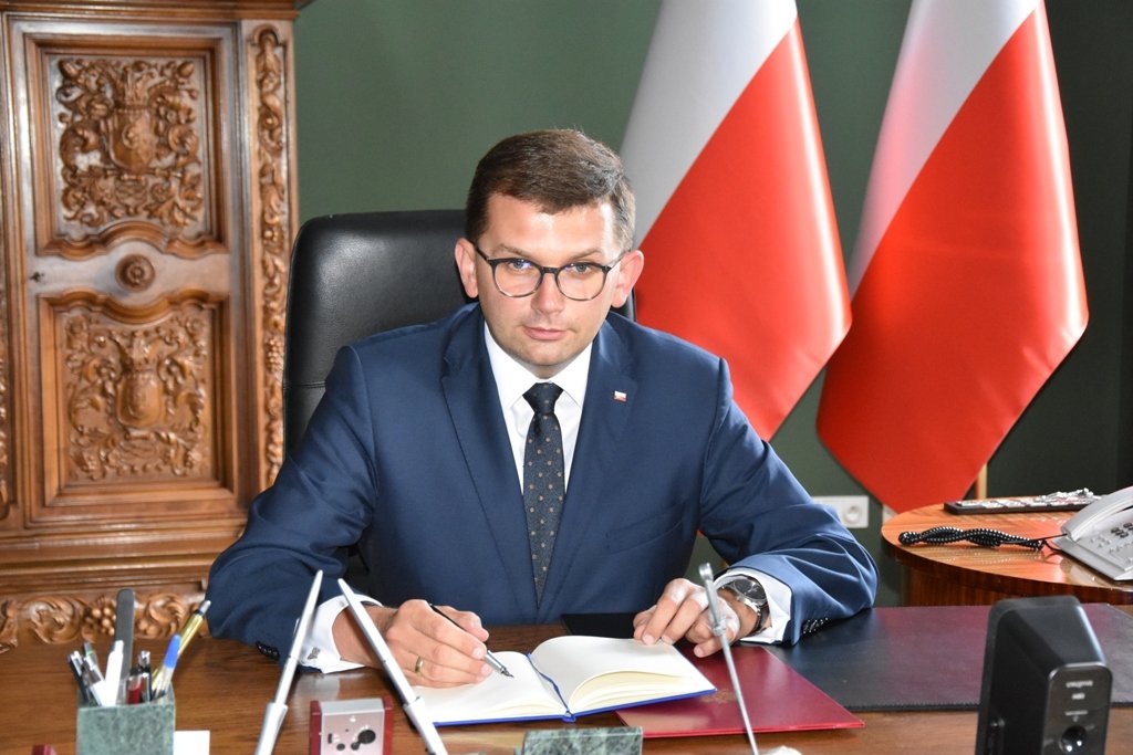 Łukasz Kmita, nowy wojewoda małopolski zakażony koronawirusem.