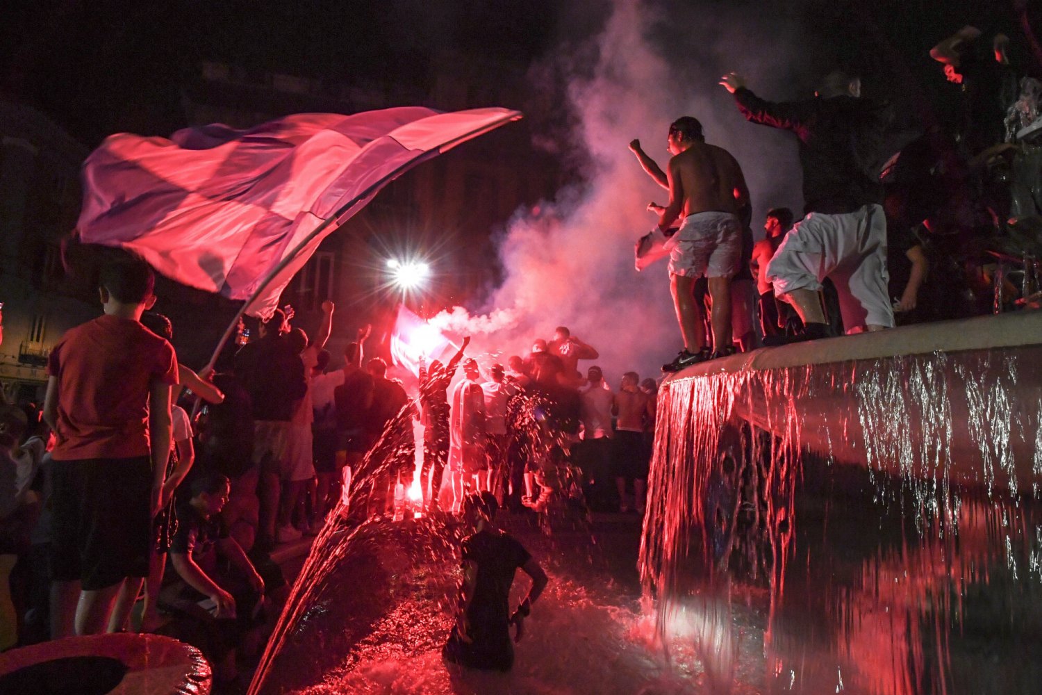 Dantejskie sceny na autostradzie, bijatyka zwaśnionych kiboli. Korek miał kilka kilometrów