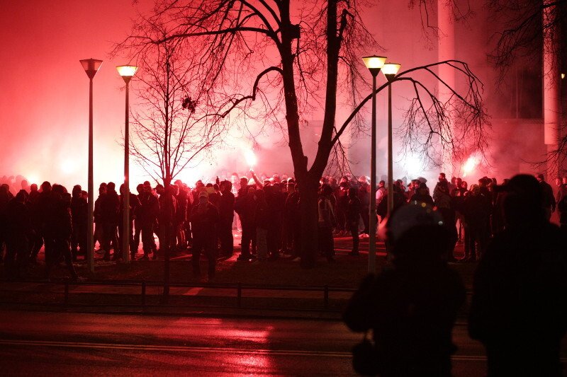 Tłumy kibiców Legii pod stadionem. Protest przeciwko zamkniętym stadionom.