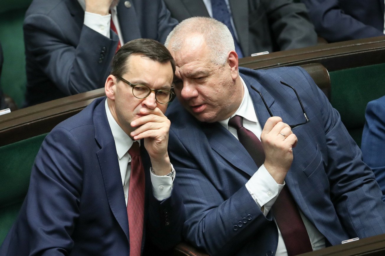 Premier Mateusz Morawiecki (L), wiceminister Jacek Sasin.