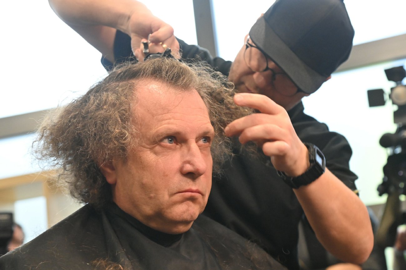 Jacek Karnowski ściął włosy. Dotrzymał obietnicy danej 7 lat temu