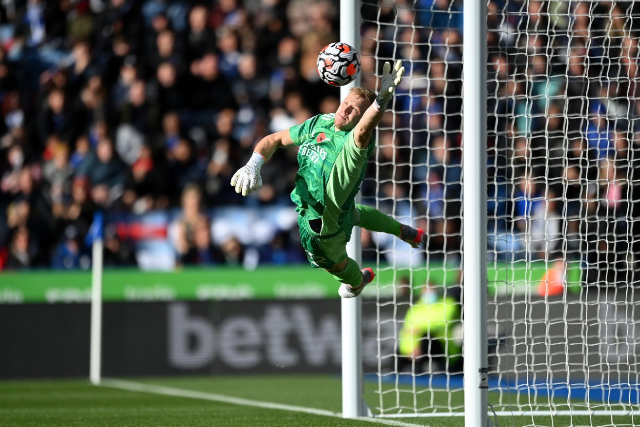 Aaron Ramsdale był bohaterem w meczu Leicester City z Arsenalem. Bramkarz popisał się genialnymi interwencjami.