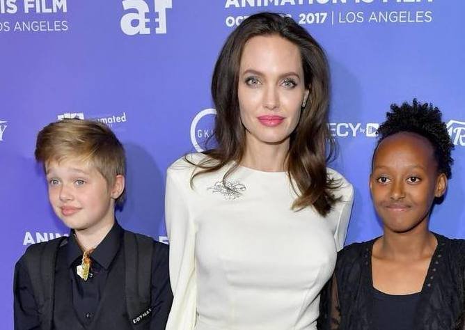 Angelina Jolie z córkami Shiloh i Zaharą podczas premiery filmowej